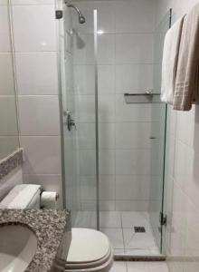 ein Bad mit einer Dusche, einem WC und einem Waschbecken in der Unterkunft S4 HOTEL Aguas Claras TorresReis in Brasilia