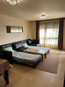 un salon avec un canapé et une table dans l'établissement Premium Apartment in Palm Mar, à Palm-mar