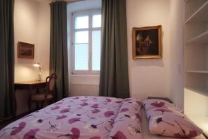 a bedroom with a bed and a window at 3,5 Z-Wohnung, 2 Schlafzimmer für 4 Personen, 30 Min Zürich in Klettgau +16 photos