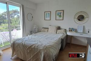 Giường trong phòng chung tại Darmaillacq Studio avec Balcon, parking, Netflix