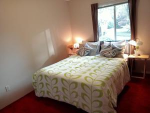 1 dormitorio con 1 cama grande y ventana en Stylish & Charming Holiday Home - Great Location C3, en Surrey