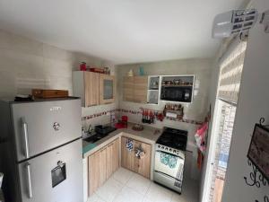 Kuchyň nebo kuchyňský kout v ubytování Cómoda casa en condominio para descansar