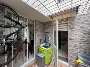 una bicicletta parcheggiata in una stanza con un muro di mattoni di Cómoda casa en condominio para descansar a Ricaurte