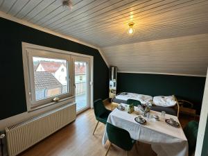 een kamer met een tafel, een bed en een raam bij Ruhige Ferienwohnung bei Bamberg in Stegaurach