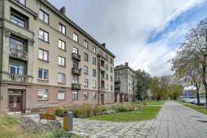 una calle vacía frente a un edificio en Arena Park Apartment, en Kaunas
