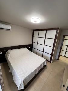 - une chambre avec un lit blanc et 2 fenêtres dans l'établissement Premium Apartment in Palm Mar, à Palm-mar 21 autres photos