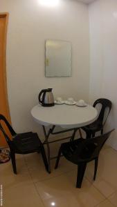 - une table avec 2 chaises et une bouilloire dans l'établissement LaVeranda Beach Resort, à Dauis