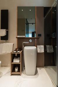 Koupelna v ubytování Agra Suites + 37 fotografií