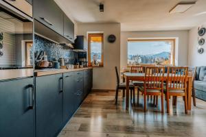 uma cozinha e sala de jantar com mesa e cadeiras em Mountain Base - Dom Hrabiego em Zakopane