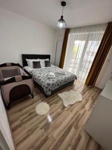 - une chambre avec un lit et du parquet dans l'établissement ESCAPE LOUNGE, à Craiova
