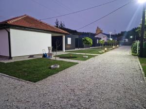 O grădină în afara Đerdan Garden apartments