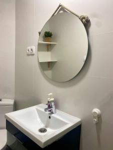 パンプローナにあるApartamento Ayla Las Murallasのバスルーム(白い洗面台、鏡付)