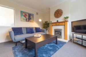 un soggiorno con divano, tavolo e TV di ZSKstays! Comfortable home, nice area, free parking and large garden! a Hull