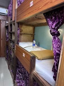 Divstāvu gulta vai divstāvu gultas numurā naktsmītnē New Mahira Dormitory