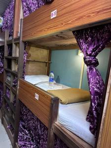 Postel nebo postele na pokoji v ubytování New Mahira Dormitory + 22 fotografií