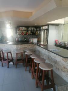 Zona de lounge sau bar la Sea view breakaway for 4 Hermanus Beach Club