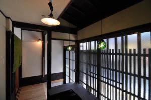 Pokój z przedpokojem z oknami i balkonem w obiekcie Wakakusa-an w mieście Kioto