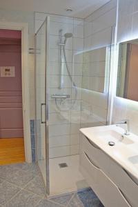 y baño con ducha de cristal y lavabo. en Villa Matignon en Bagnoles de l'Orne