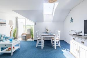 TV a/nebo společenská místnost v ubytování Haus Seeblick Wohnung 20