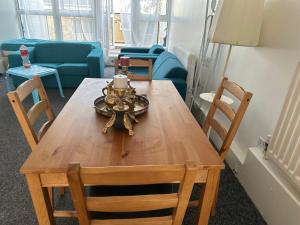 3bed Rooms Apartment Terrace في كريستال بالاس: طاولة غرفة طعام مع كراسي وأريكة زرقاء
