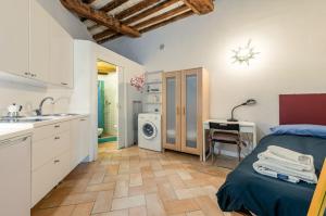 una cucina con letto e lavandino in una camera di Urbino Historical Central Studio! a Urbino