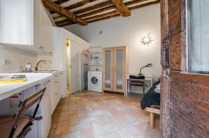una cucina con lavandino e lavatrice di Urbino Historical Central Studio! a Urbino