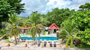 un complejo con piscina y palmeras en Lanta Paradise Beach Resort, en Ko Lanta