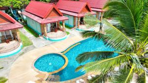 Vista de la piscina de Lanta Paradise Beach Resort o alrededores