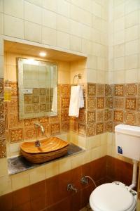 uma casa de banho com um lavatório de madeira e um WC em The Travel Bug Jaisalmer em Jaisalmer