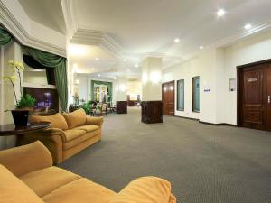 南雅拉瓜的住宿－南雅拉瓜美居酒店，带沙发的大型客厅