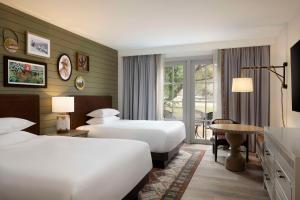 pokój hotelowy z 2 łóżkami i stołem w obiekcie Hyatt Regency Hill Country Resort & Spa w mieście San Antonio