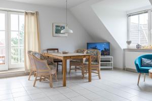 - une salle à manger avec une table et des chaises dans l'établissement Haus Jenny Wohnung H 5a, à Redewisch