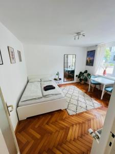 - une chambre avec un lit et du parquet dans l'établissement Paula’s cosy place in the center of Ljubljana, à Ljubljana