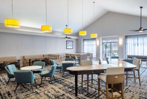 蒙哥马利Homewood Suites by Hilton Montgomery的有桌椅和窗户的餐厅