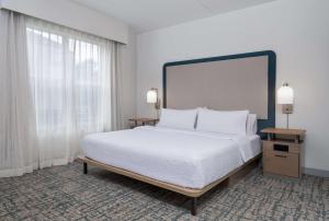 Homewood Suites by Hilton Montgomery客房内的一张或多张床位