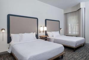 Homewood Suites by Hilton Montgomery客房内的一张或多张床位