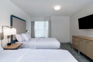 Homewood Suites by Hilton Montgomery客房内的一张或多张床位