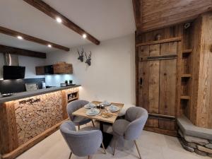 Kuchyňa alebo kuchynka v ubytovaní Tirol Chalet Brixen