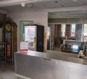 ジャカルタにあるHotel Global Syariahのキッチン(カウンター、冷蔵庫付)