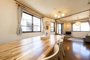 東京にあるVILLA MorEの大きなダイニングルーム(大きな木製テーブル付)