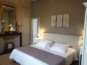 1 dormitorio con cama blanca y espejo en Les Fougères en Honfleur