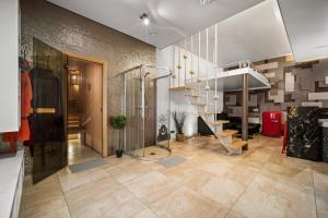 eine Lobby mit einer Treppe und einer Treppe in der Unterkunft Secret Lounge - Cozy Studio with Sauna and Jacuzzi in Vilnius