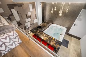 ein Bad mit einem Whirlpool in der Mitte eines Zimmers in der Unterkunft Secret Lounge - Cozy Studio with Sauna and Jacuzzi in Vilnius