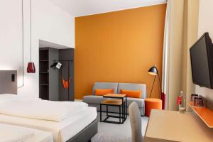 TV a/nebo společenská místnost v ubytování Vienna House Easy by Wyndham Trier