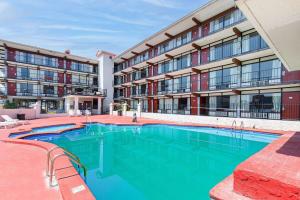 Bazén v ubytování Americana Inn a Travelodge by Wyndham nebo v jeho okolí