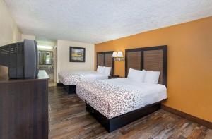 Postel nebo postele na pokoji v ubytování Americana Inn a Travelodge by Wyndham