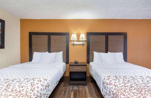 Postel nebo postele na pokoji v ubytování Americana Inn a Travelodge by Wyndham