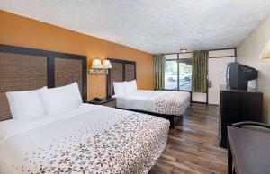 Postel nebo postele na pokoji v ubytování Americana Inn a Travelodge by Wyndham