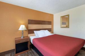 Postel nebo postele na pokoji v ubytování Americana Inn a Travelodge by Wyndham