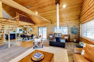 una sala de estar con paredes de madera y techo de madera. en Aspen Lodge, en Park City